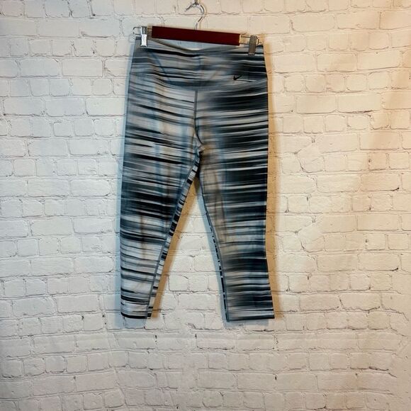 Nike Black and Gray Leggings for Versatile Performance - Picture 1 of 8